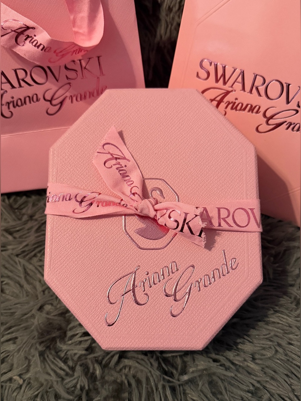 Ariana Grande x Swarovski Heart Necklace Set - Picture 4 of 9